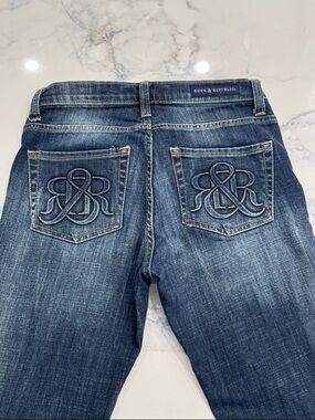 NWOT Rock & Republic Straight Leg Jeans Heat Stamp Logo Pockets size 6 mid rise